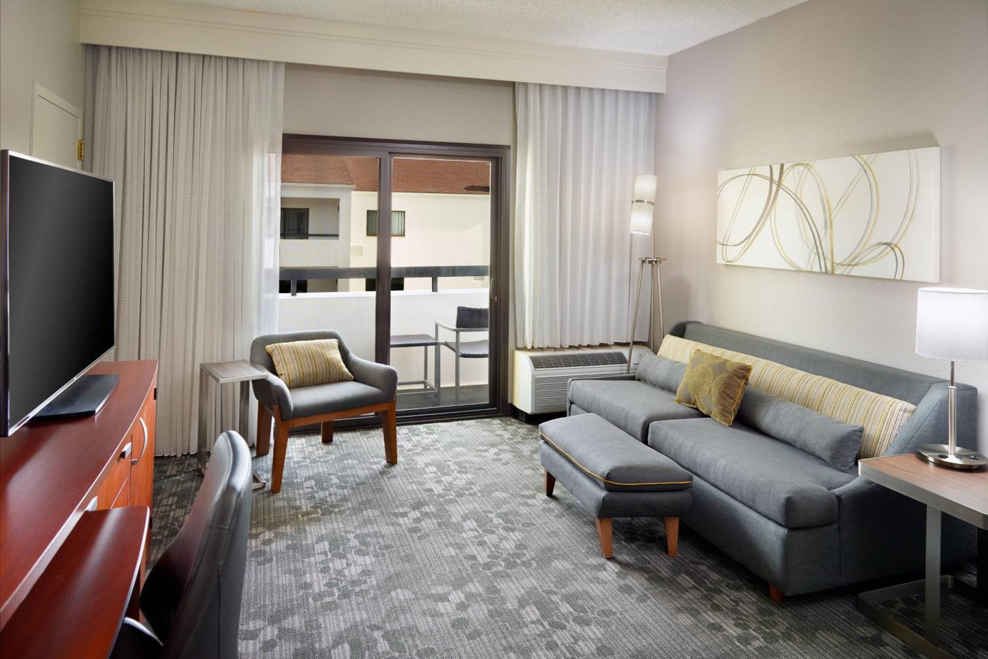 Courtyard By Marriott Atlanta Airport South/Sullivan Road Экстерьер фото