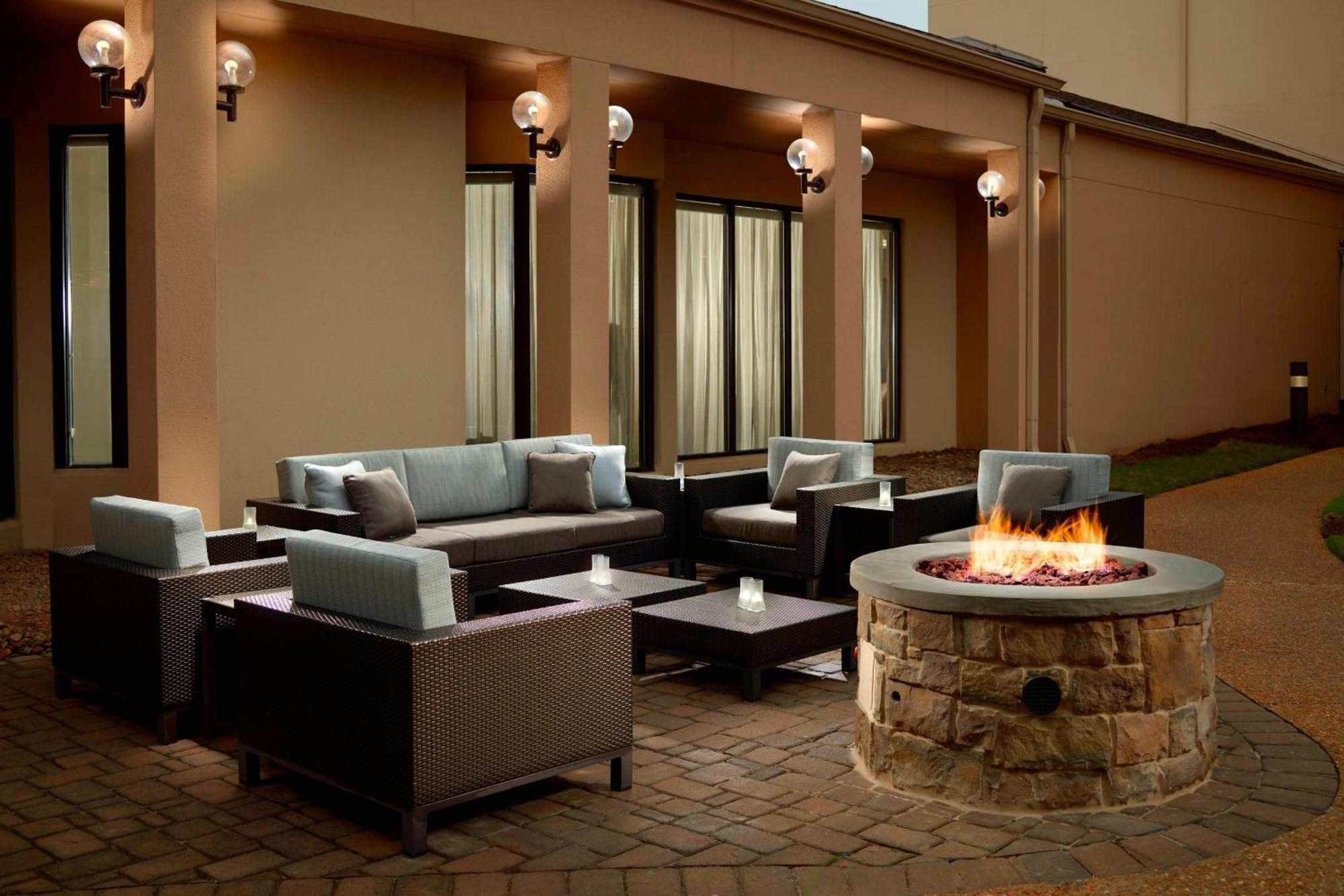 Courtyard By Marriott Atlanta Airport South/Sullivan Road Экстерьер фото