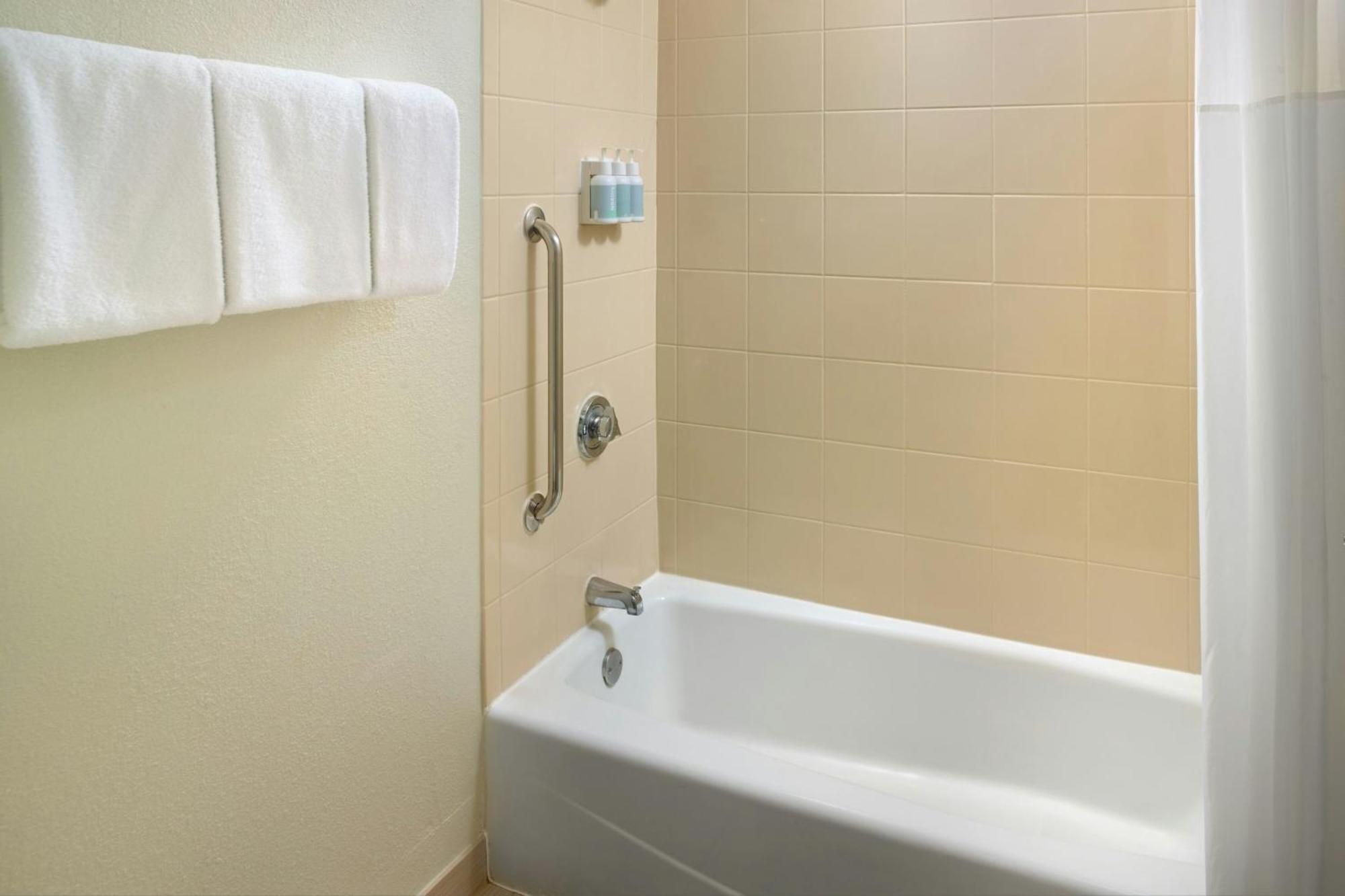 Courtyard By Marriott Atlanta Airport South/Sullivan Road Экстерьер фото