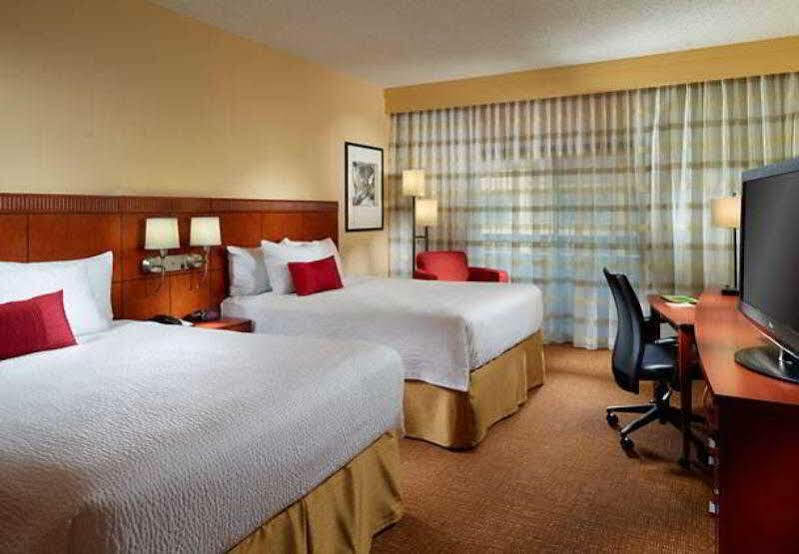 Courtyard By Marriott Atlanta Airport South/Sullivan Road Экстерьер фото